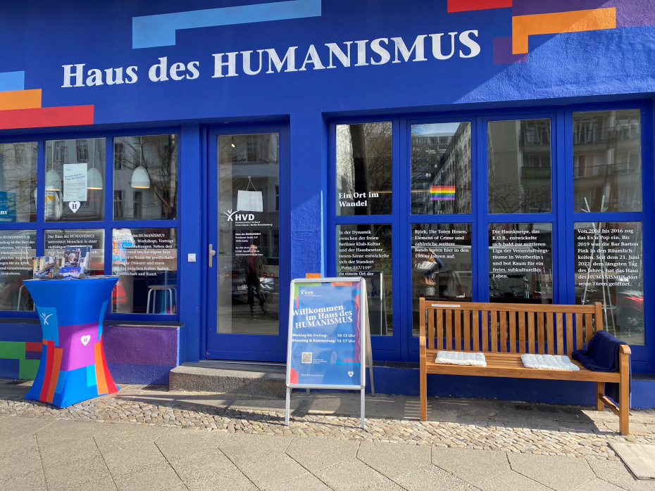 Das Haus des HUMANISMUS bei Sonnenschein