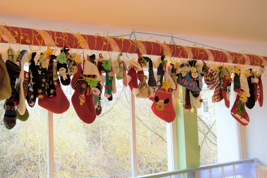 Mit großer Vorfreude auf die Adventszeit bestaunen die Kinder ihre selbstgestalteten Weihnachtsstrümpfe