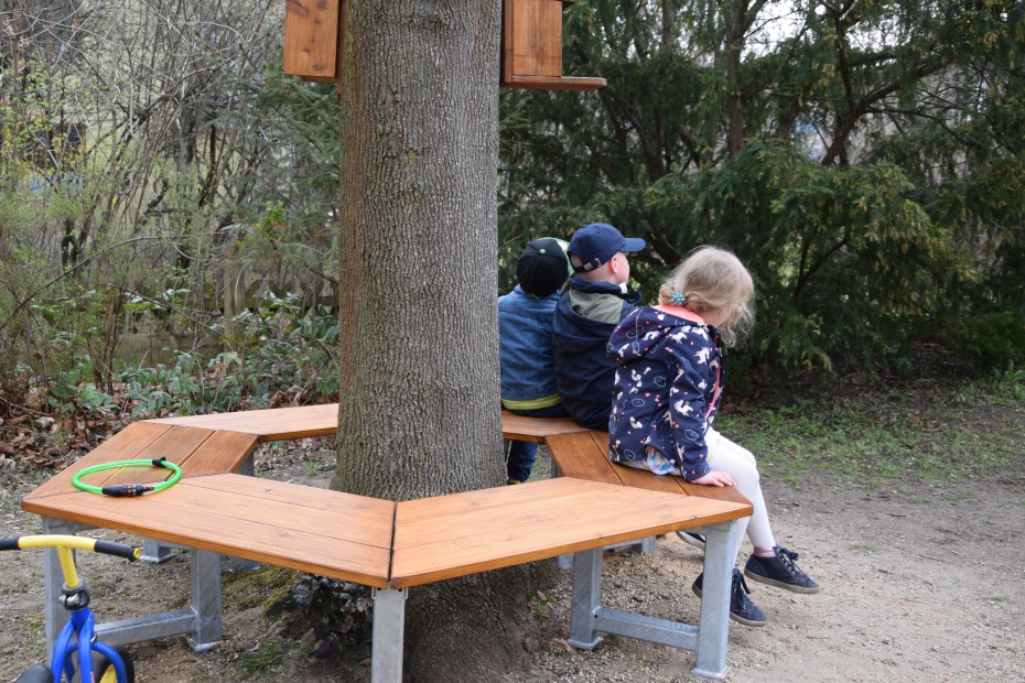 Axel, Thomas und Andreas waren sehr emsig und unsere Kinder genießen unsere neue Sitzgelegenheit 