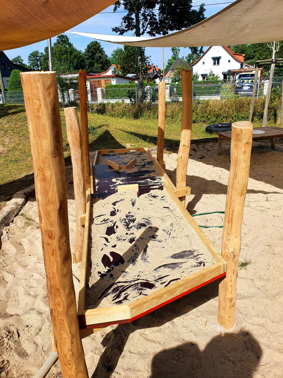 Der Nest- Bereich bekommt eine Matschstrecke in ihrem Garten