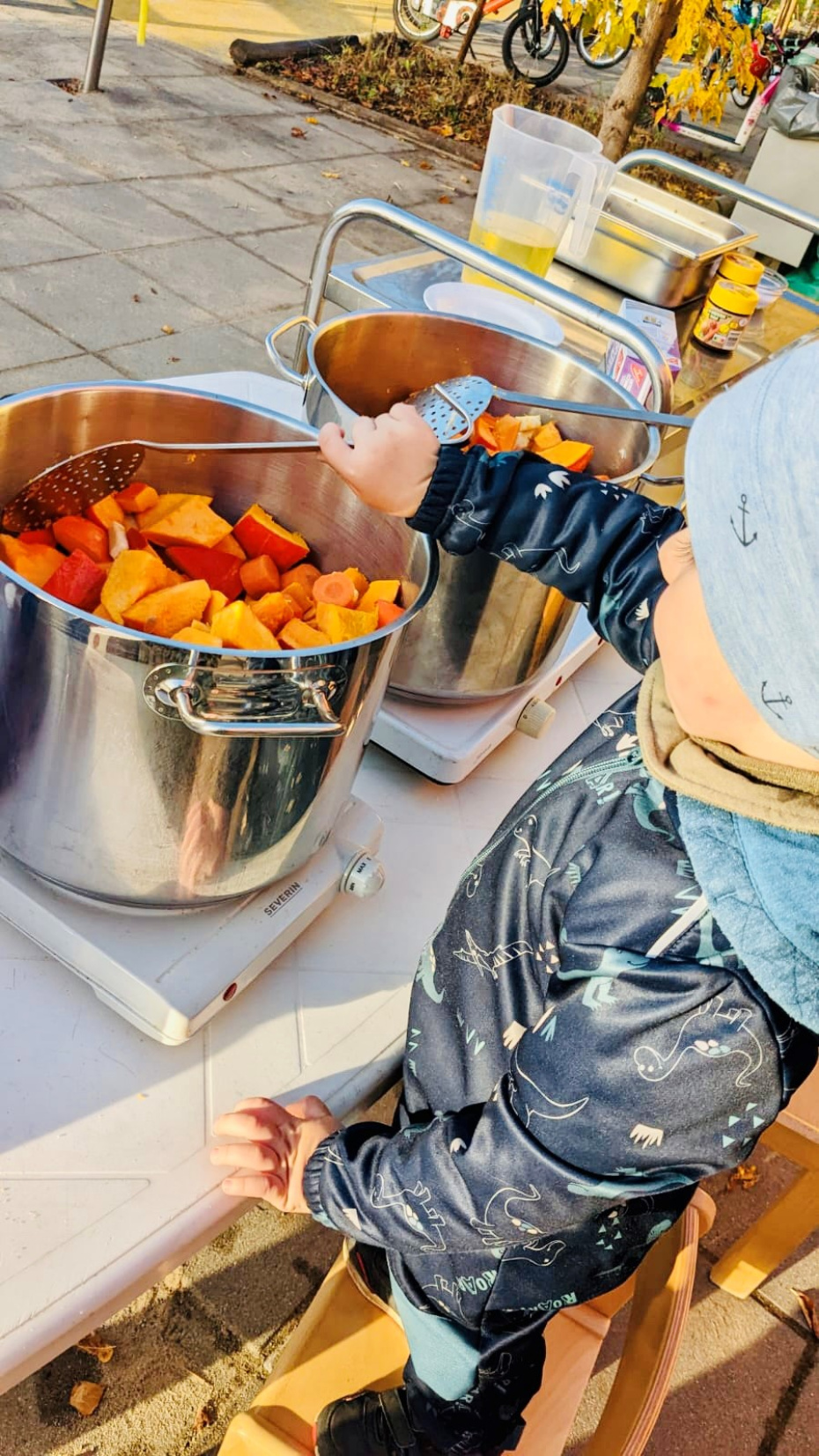 Die Kürbissuppe kochen wir im Garten