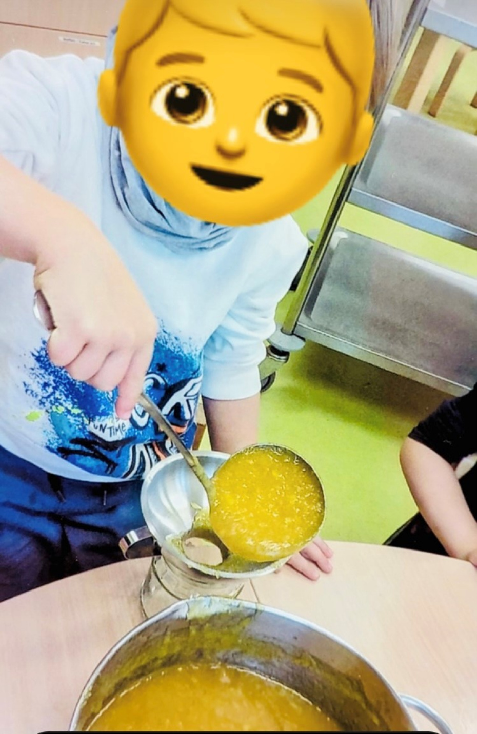 Die Kinder kochen Marmelade