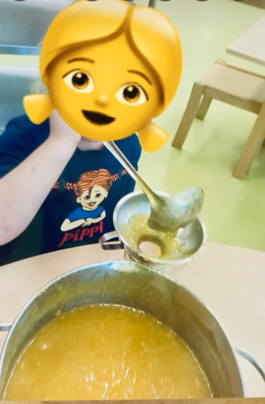 Die Gläser befüllen die Kinder selbständig