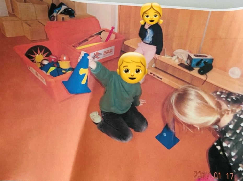 Kinder probieren verschiedene Materialien aus