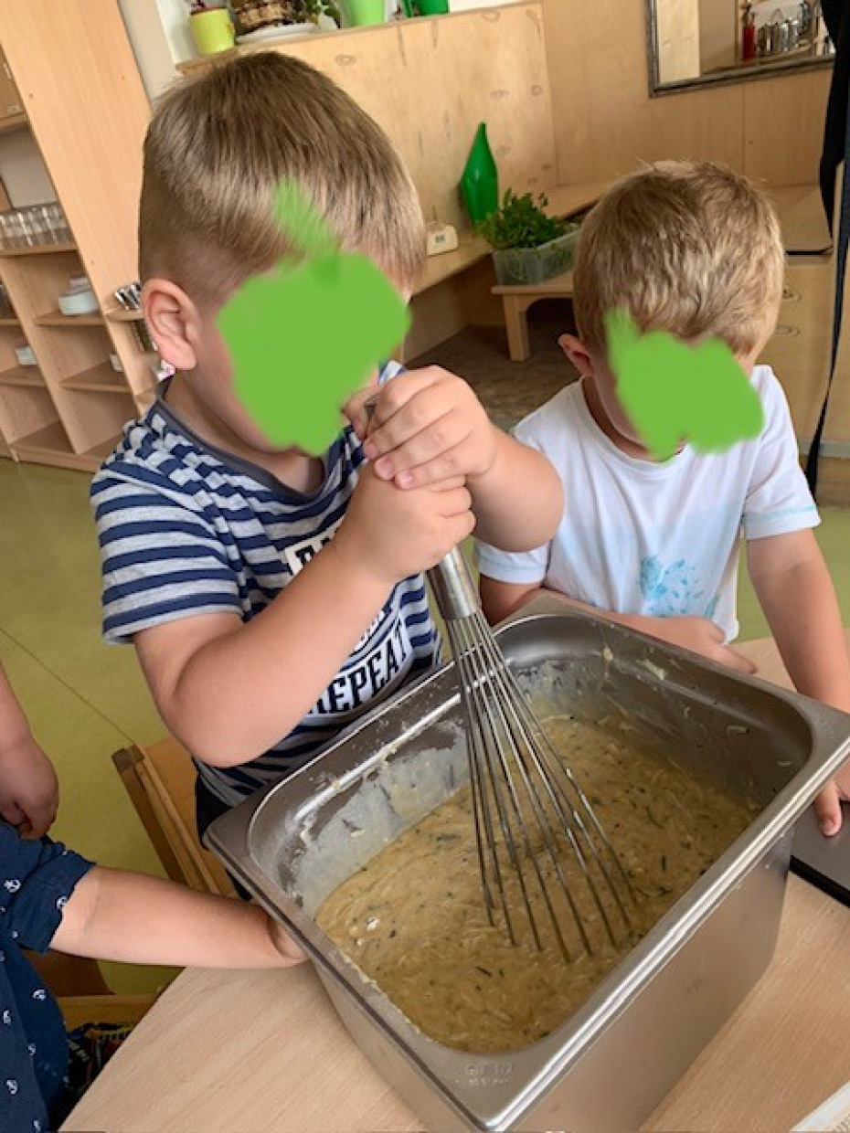 Viele Kinderhände rühren....