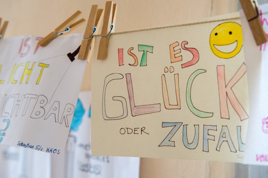 Uns rufen Schulleitungen an und fragen, wann wir denn endlich mit unserem Lebenskundeunterricht an ihrer Schule an den Start gehen.