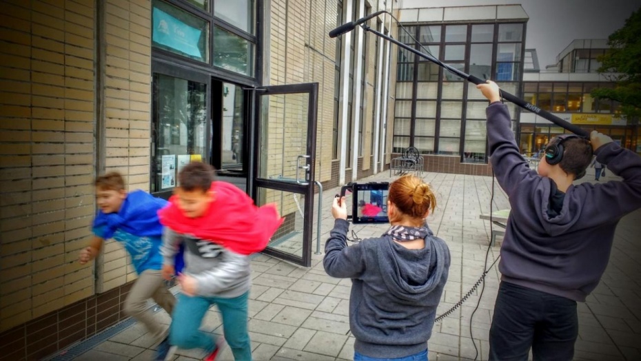 "Kiezhelden" ist eines der Medienprojekte für Kinder und Jugendliche im FAIR. Am Freiwilligentag startete das neue Projekt #bewegt mit Unterstützung von JuHu Berlin | Foto: JFE Fair