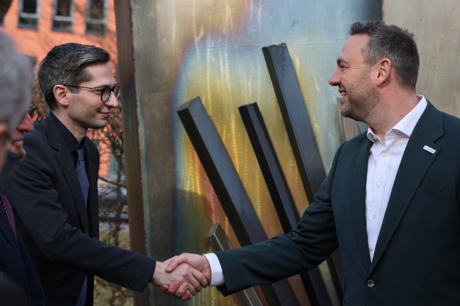 Staatssekretär David Kolesnyk und David Driese, Vorstand im Humanistischen Verband Berlin-Brandenburg unterzeichneten am 24.03.2025 die Kooperationsvereinbarung.