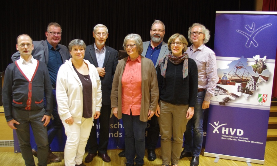Das neu gewählte Präsidium. (hinten vlnr) JensHebebrand, Beisitzer; Erwin Kress, Präsident; Johannes Schwill, Vizepräsident; Ralf Osenberg, Schatzmeister; vorne: Ralph Würfel, Beisitzer; Heike Horka, Beisitzerin; Elke Krämer, Beisitzerin; Henrike Lerch, Beisitzerin.