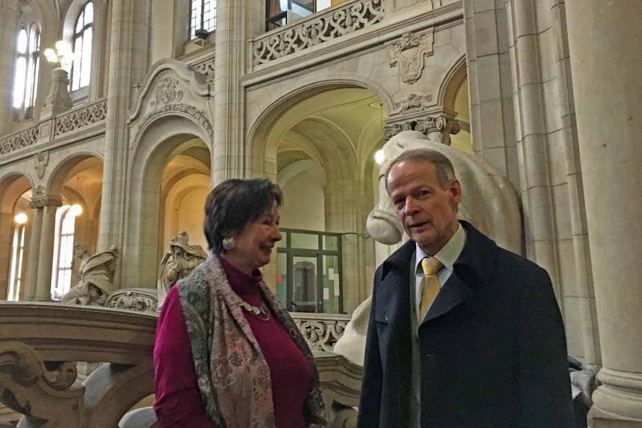 Gita Neumann im Gespräch mit Dr. Turowski. © hpd