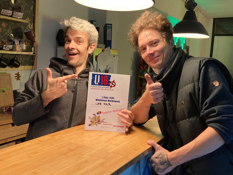 Unsere Mitarbeiter Thomas und Hennig mit der Gewinnerurkunde