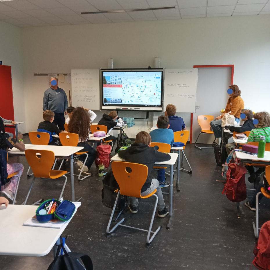 Kinder der Pusteblume-Grundschule beschäftigen sich während der Projektwoche mit dem Gebiet "Alte Hellersdorfer Str."