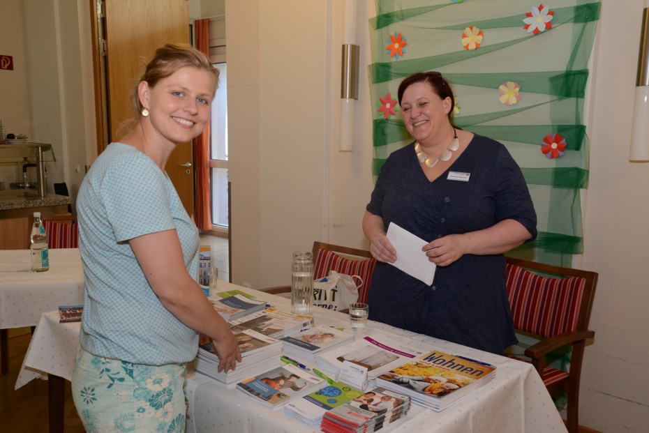 Bernadette Herbrich (Kontaktstelle PflegeEngagement) und Gudrun Becher (Pflegestützpunkt) am Stand