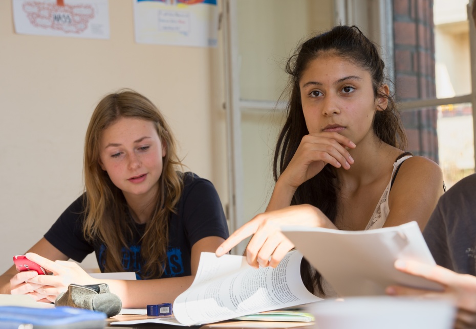 In der Sekundarstufe II diskutieren Schüler_innen über ethische und moralische Werte und deren gesellschaftliche Relevanz.