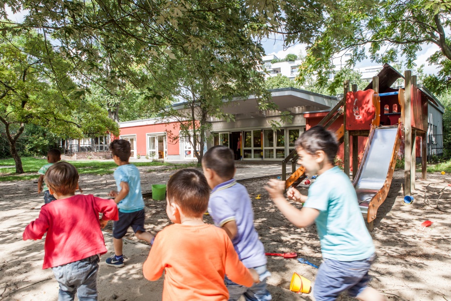 Spielende Kinder in unserer Humanistischen Kindertagesstätte Bornsdorfer Straße in Berlin-Neukölln