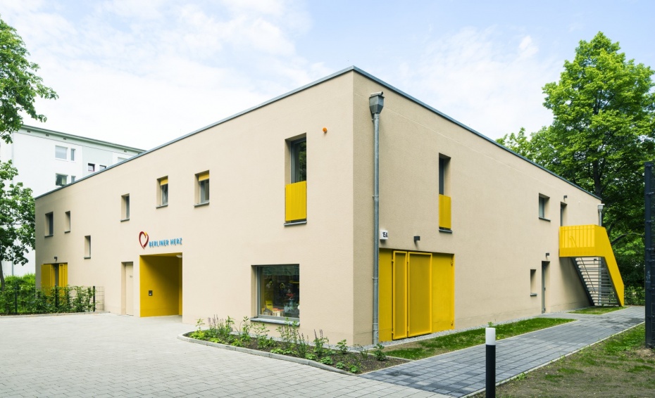 In unserem Kinderhospiz Berliner Herz entlasten wir Familien, Lebensgemeinschaften und Alleinerziehende mit unheilbar erkrankten Kindern in ihrem Alltag