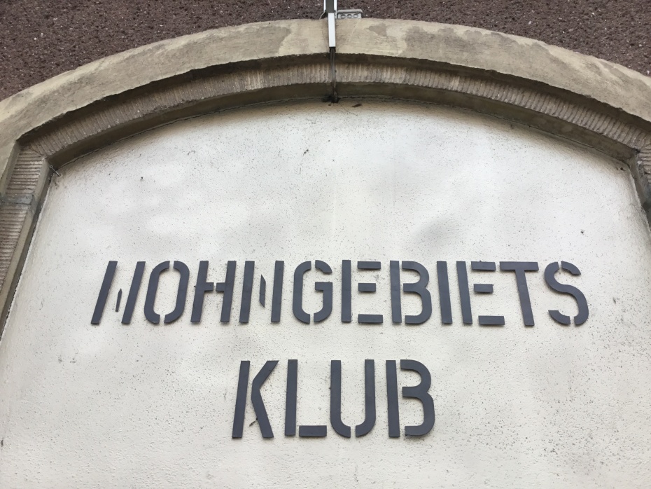 Unter dem Eingangsschild fanden wir ein Stück Geschichte der Torstraße 158.