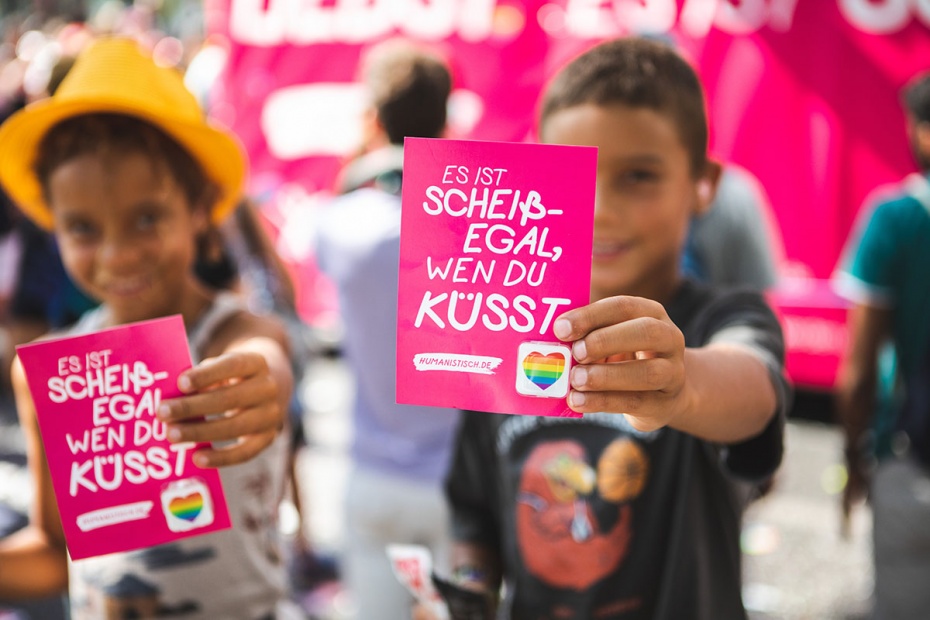 Es ist scheißegal, wen du liebst - oder küssen möchtest: Diversität in Lebens- und Liebesformen bereichert die Gesellschaft.