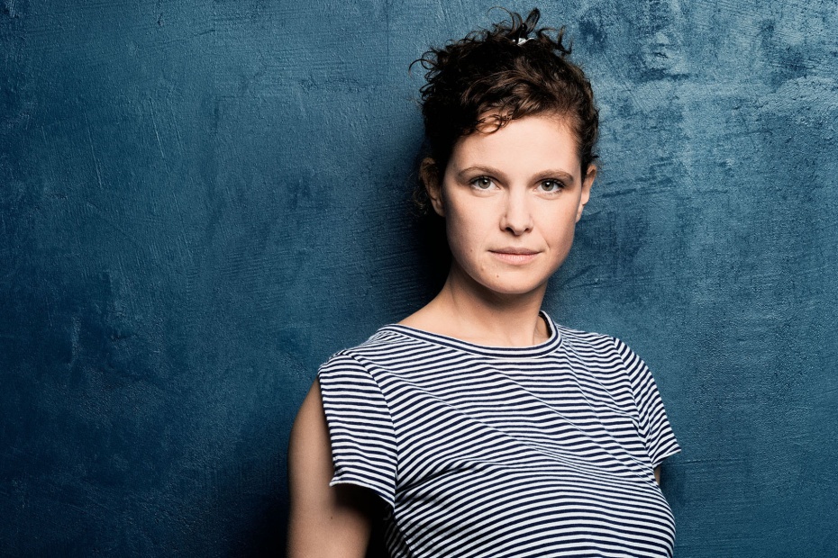 Caroline Rosales liest am Welthumanistentag aus ihrem Buch „Sexuell Verfügbar“. 