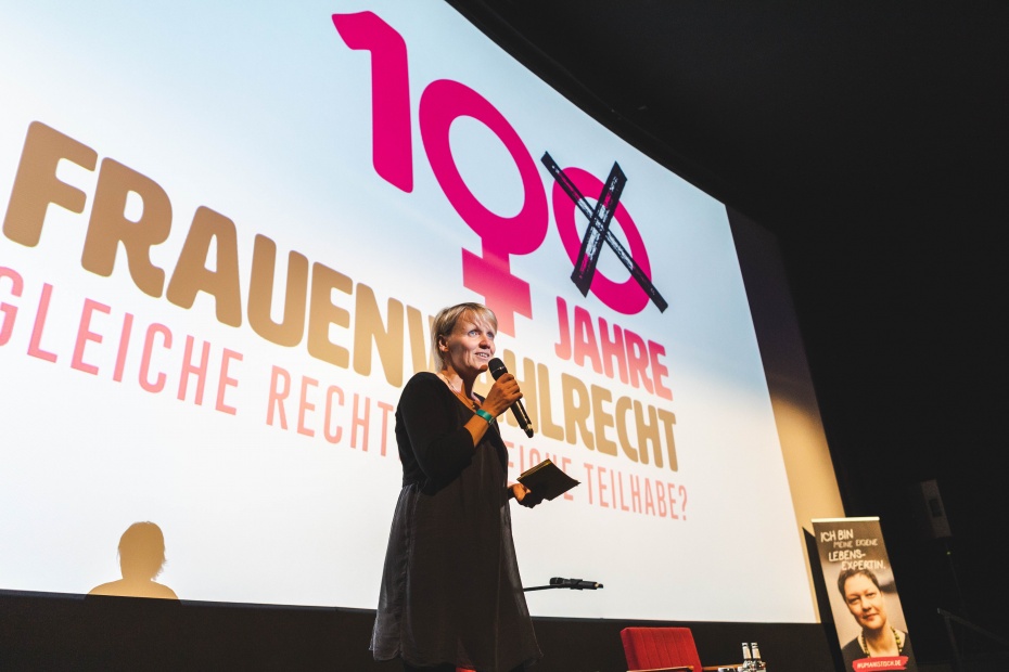 Katrin Raczynski begrüßt die Gäste.
