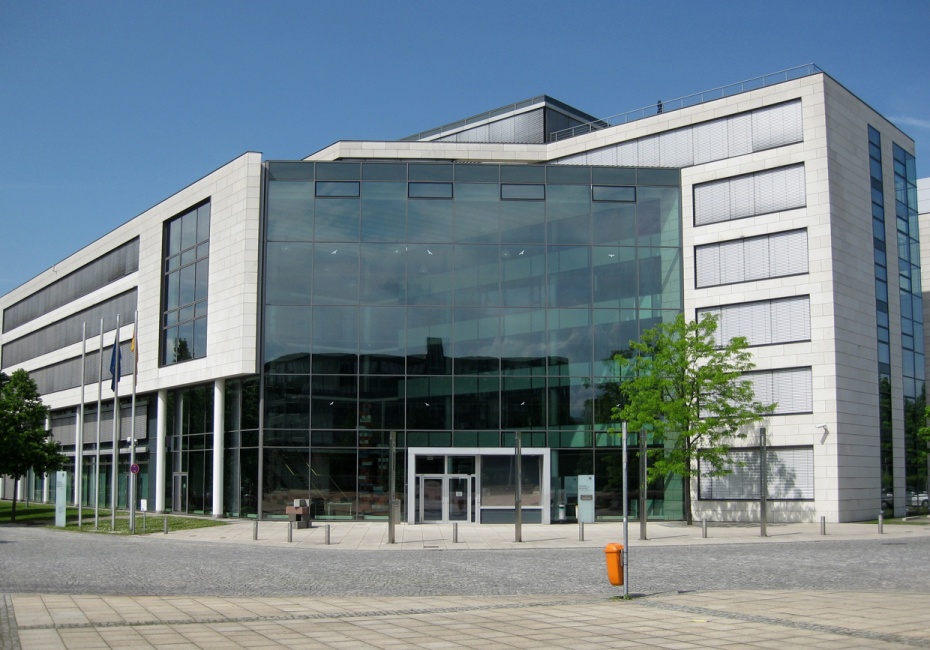 Das Bundesinstitut für Arzneimittel und Medizinprodukte in Bonn: Haupteingang, Ansicht vom Robert-Schuman-Platz | Sir James via wikimedia commons