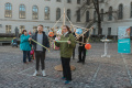 Staatssekretärin Haußdörfer (SenWGP) und Herr Freier-Winterwerb mit dem grünen Band am Wanderbaum