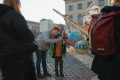 Kind bestaunt sein selbst gestalteten Lampion