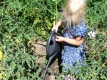 Wer mit dem Gartenschlauch sprengt, bewässert meist nur oberflächlich. Besser eine Kanne verwenden, sie hat einen dickeren und weichen Strahl.