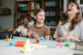 An der Peter-Petersen-Schule in Berlin-Neukölln bastelten Schüler*innen im Rahmen des Lebenskundeunterrichts Kraniche als Friedenssymbol.