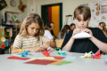 An der Peter-Petersen-Schule in Berlin-Neukölln bastelten Schüler*innen im Rahmen des Lebenskundeunterrichts Kraniche als Friedenssymbol. 