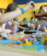 An der Peter-Petersen-Schule in Berlin-Neukölln bastelten Schüler*innen im Rahmen des Lebenskundeunterrichts Kraniche als Friedenssymbol.
