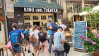 Lebenskunde-Gruppen am Eingang zum Filmfest 2023 
