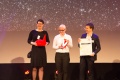 Pressereferentin Sabrina Banze mit der verantwortlichen Grafikerin Susanne Pobbig und Pressesprecher Thomas Hummitzsch (v.l.n.r.) bei der Preisverleihung der mediaV-Awards im Gloria-Theater in Köln