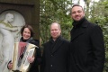 Isabel Neuenfeldt, Frank-Rüdiger Berger und David Driese am Grab von Bruno Wille