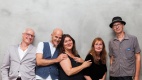 Die Gründerin des Kinderhospizes, Christiane Edler (2.v.r.), gemeinsam mit den Schirmherren und -herrin des Berliner Herz Volker Wieprecht, Ralf Zacherl, Eva Mattes und Christian "Flake" Lorenz (v.l.n.r.)