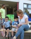 Projektleiterin Katja Labidi packt mit den Kindern die Geschenktüten aus