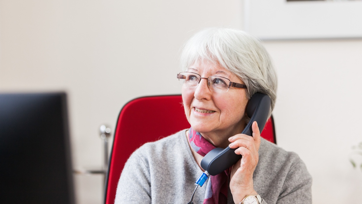 Beim Berliner Seniorentelefon stehen unsere ehrenamtlichen Mitarbeiter*innen zu festen Sprechzeiten als Ansprechpartner_innen zur Verfügung.