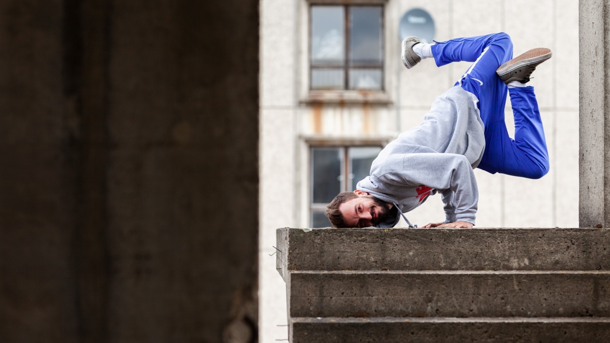 Ihm selbst hat das Tanzen dabei geholfen, Probleme aus seiner Kindheit und Jugend zu überwinden. Nun unterrichtet Roman Kinder und Jugendliche in Hip-Hop, Street- und Breakdance.