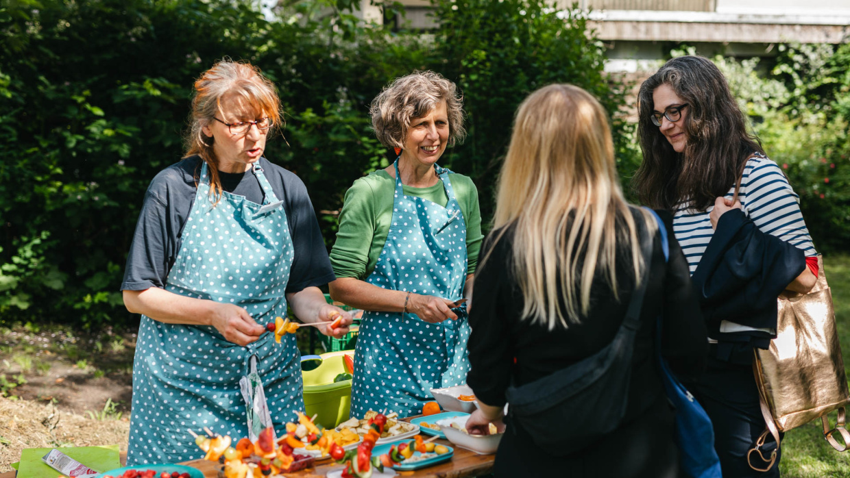 Ernährungsberaterin, Leiterin des Familienzentrums und Bereichsleiterinnen des HVD beim Mitmachangebot KiezFest 2024