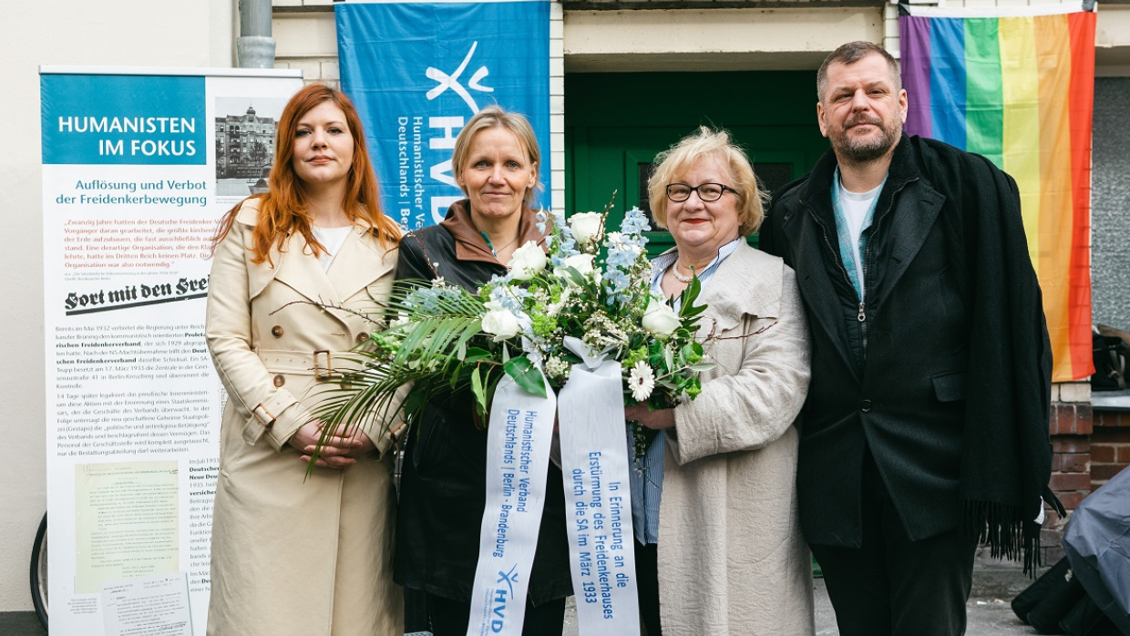Hannah Lupper, Fraktionsvorsitzende der SPD in der Bezirksverordnetenversammlung von Friedrichshain-Kreuzberg, Katrin Raczynski, Vorstandsvorsitzende vom HVD BB, Dr. Manuela Schmidt, Präsidentin vom HVD BB, und Werner Graf, Fraktionsvorsitzender der Grünen im Berliner Abgeordnetenhaus (v.l.n.r.)