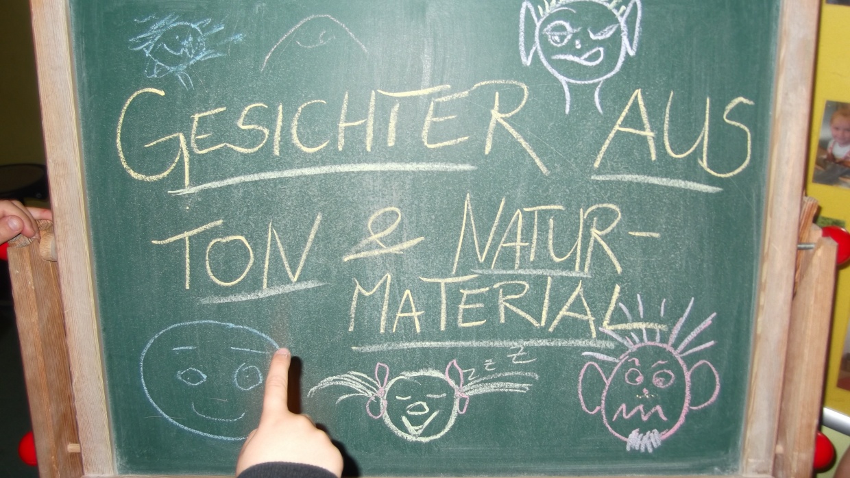Es entstanden spannende Gesichter aus Ton und Naturmaterialien.