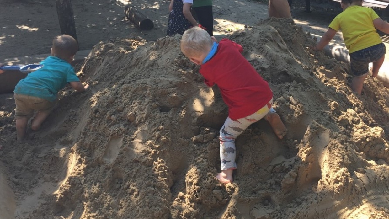 Den Sand verteilen wir selbst und so ein Berg im Sandkasten ist auch was Tolles.