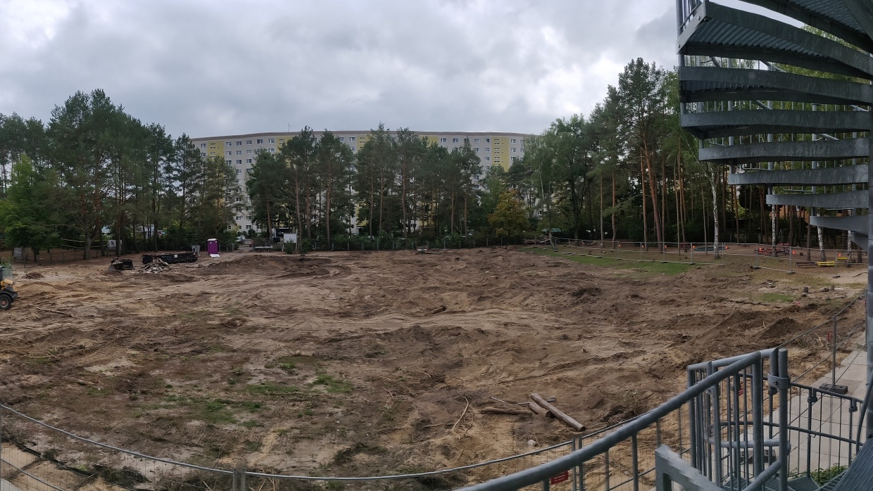Die Erdarbeiten sind im vollen Gange, mit Bagger und Radlader wernde Büsche, Steinplatten und Baumstümpfe entfernt und von großen LKWs abtransportiert.