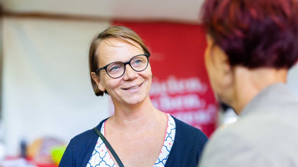   Britta Licht ist sich sicher, dass der Fachkräftemangel nur behoben werden kann, wenn Erzieher_innen besser bezahlt werden.