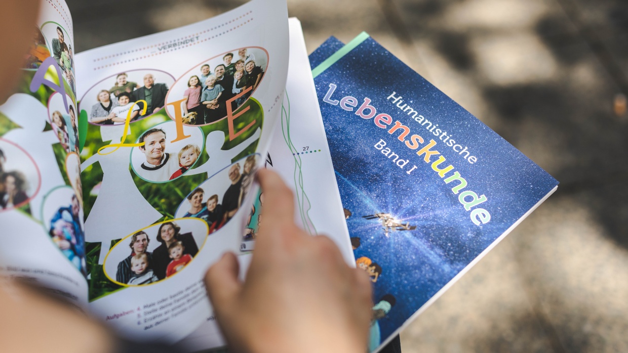 In unserem Schulbuch geht es um Naturzugehörigkeit, ­Verbundenheit, Gleichheit, Freiheit, Vernunft und Weltlichkeit.