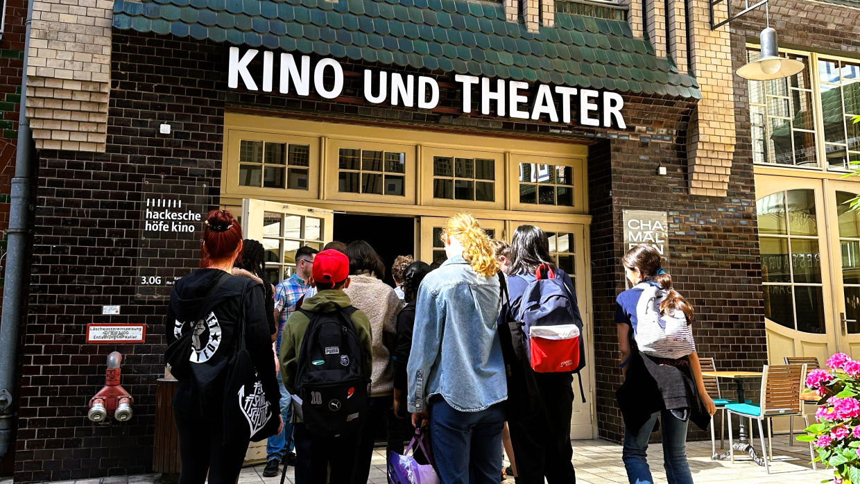 Vorfreude: Schüler*innen betreten den Eingang zum Lebenskunde-Filmfest 2024 in Berlin-Mitte
