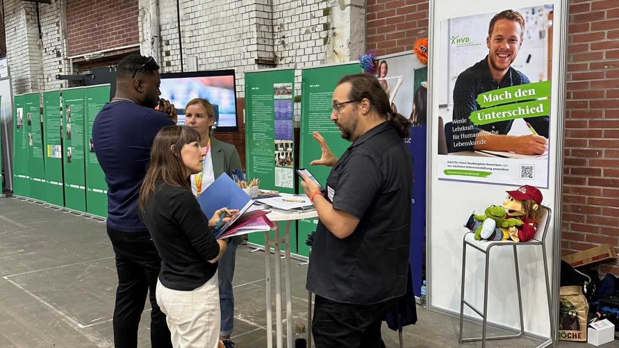 Info-Stand der Humansitischen Lebenskunde auf dem Berlin-Tag im September 2024
