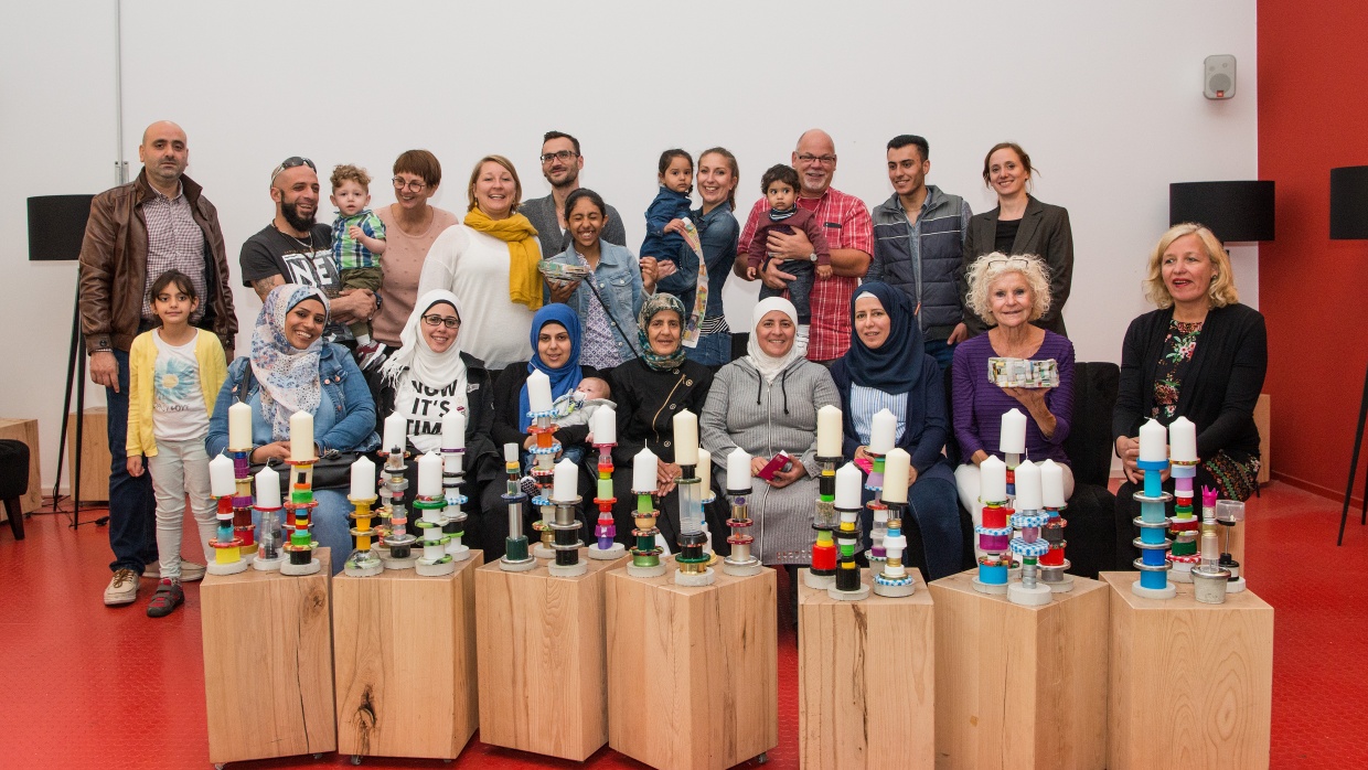 Anwohner_innen, Pat_innen und Geflüchtete kamen beim Upcycling der WBM und des Projekts "Hallo neue Nachbarn" zusammen | Foto: Andreas Süß