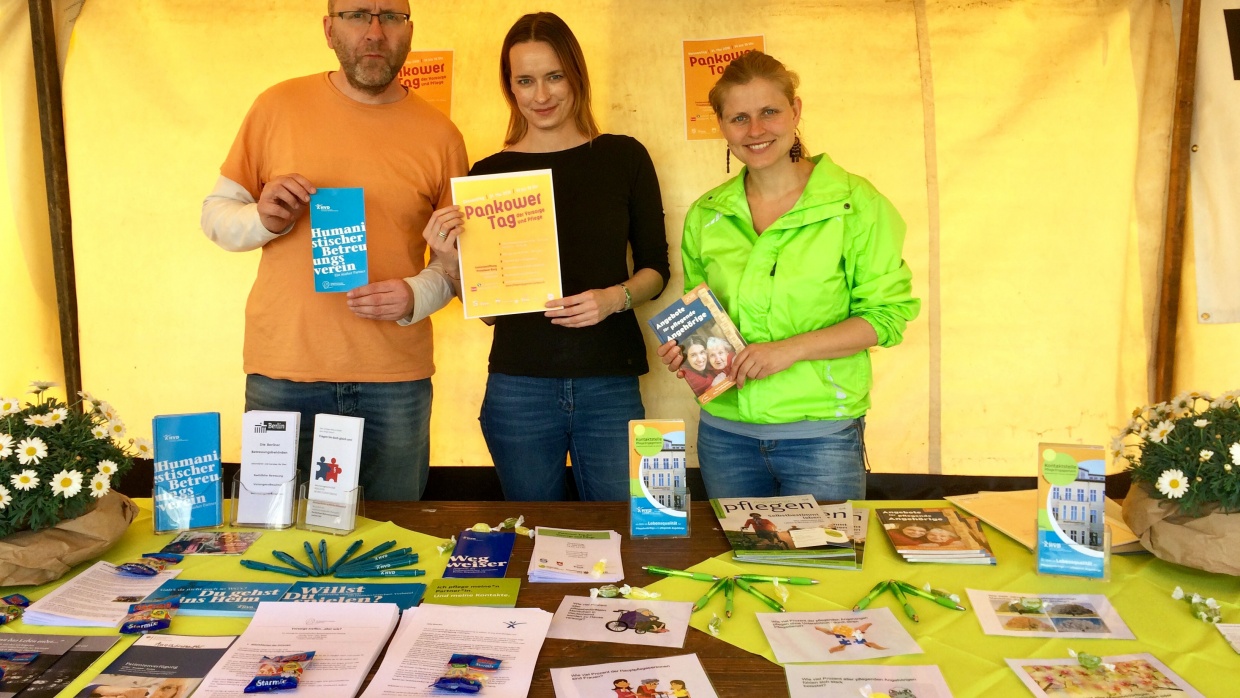 Mitarbeiter_innen des Humanistischen Betreuungsvereins Pankow beim Sozial-Kulturmarkt am Antonplatz am 3. Mai 2018 | Foto: HVD Berlin-Brandenburg KdöR