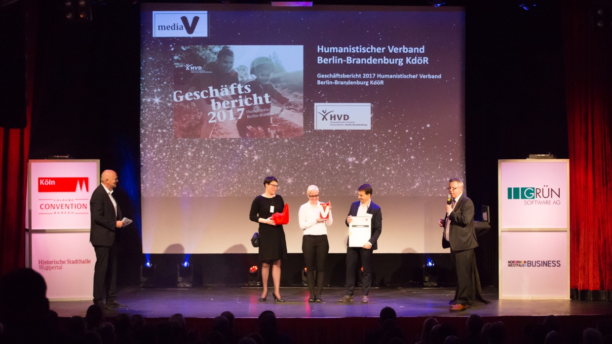Pressereferentin Sabrina Banze mit der verantwortlichen Grafikerin Susanne Pobbig und Pressesprecher Thomas Hummitzsch (v.l.n.r.) bei der Preisverleihung der mediaV-Awards im Gloria-Theater in Köln